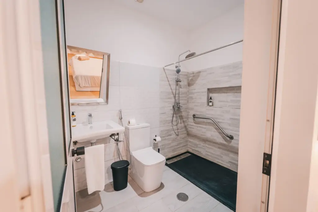 Private bathroom in a double room at Casa Jardim di Sol