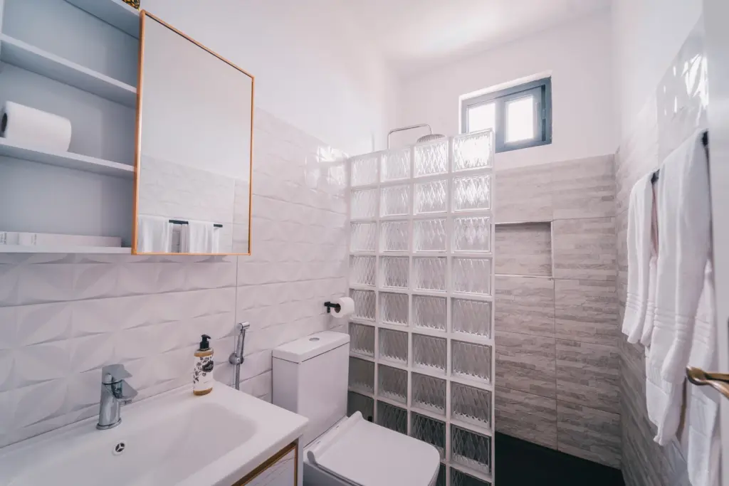 Private bathroom with a separate shower in the Figuera double room at Casa Jardim di Sol