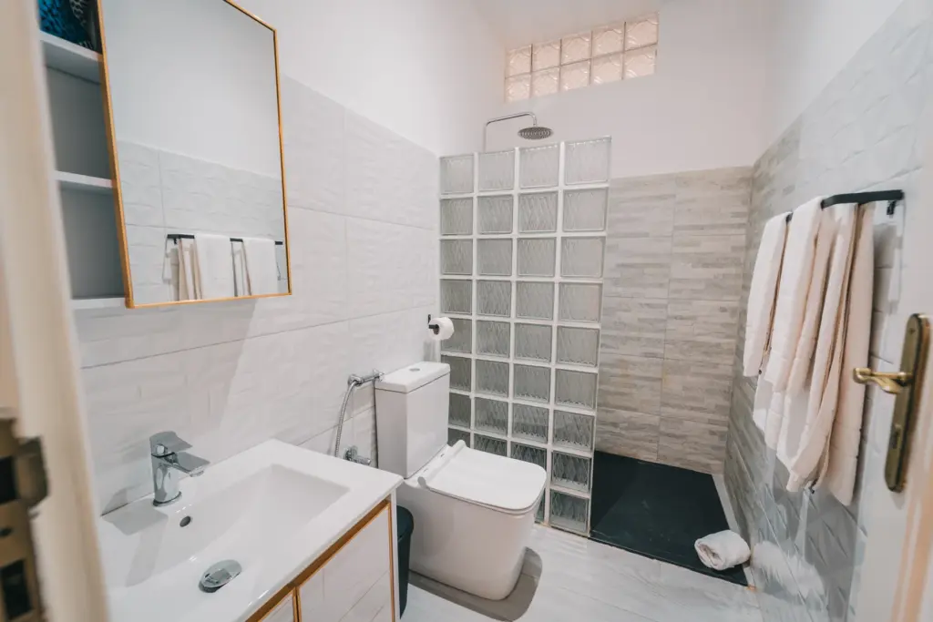 Private bathroom in a twin room at Casa Jardim di Sol