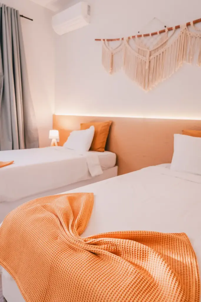 Close view of the two beds in a twin room at Casa Jardim di Sol